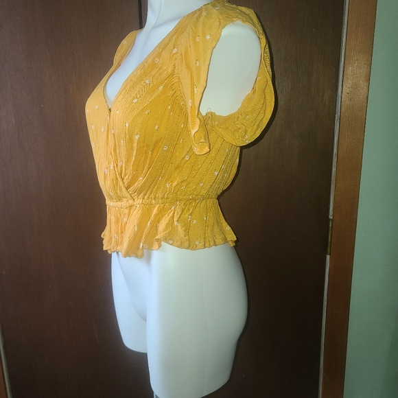 Cute yellow Arizona crop top - Picture 2 of 5